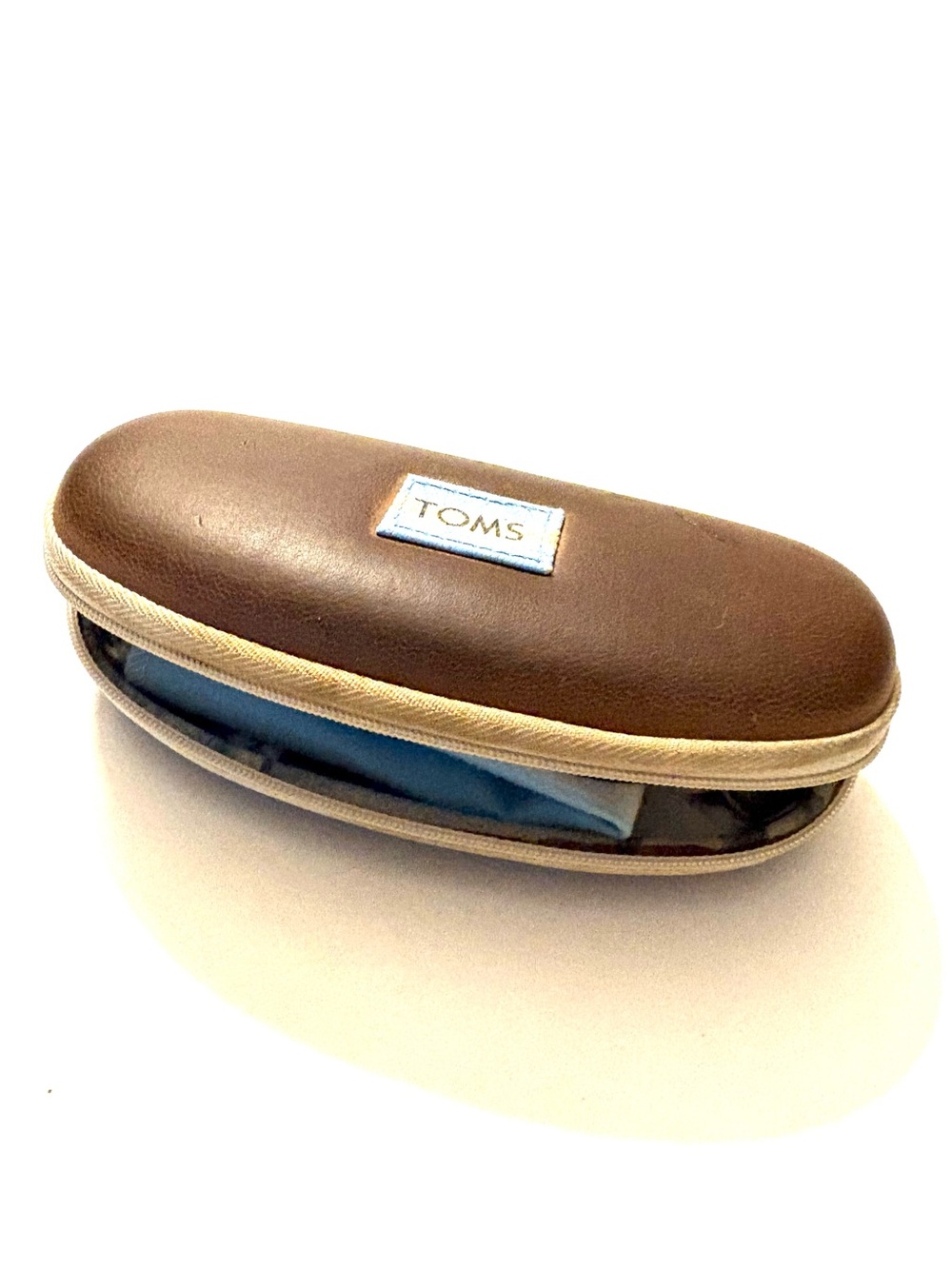 TOMS Sunglasses and Case, Wayfarer / Classic rectangular frame - Picture 4 of 4
